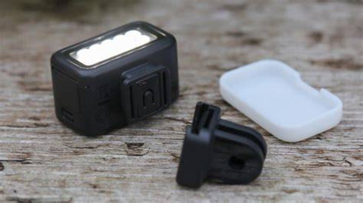 Does gopro light turn green when charged?