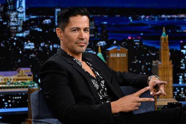 Does jay hernandez have tattoos?