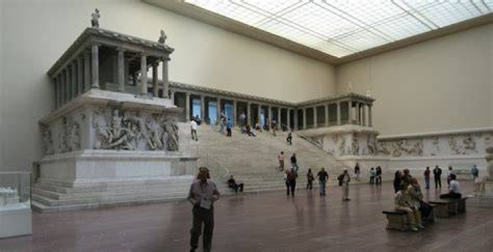 Is pergamon museum open?