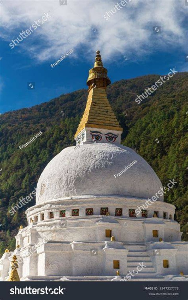 What sacred relics are found in chorten kora?