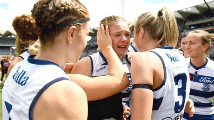 Who are geelong wearing black armbands today?