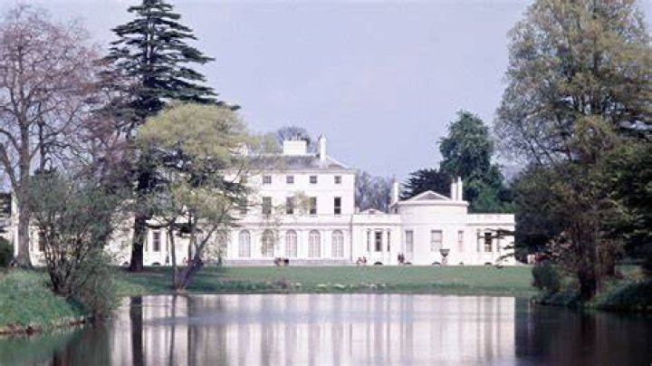Who lives in frogmore house?