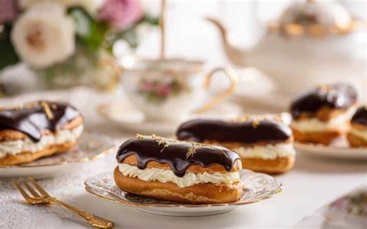 Why do eclairs crack?
